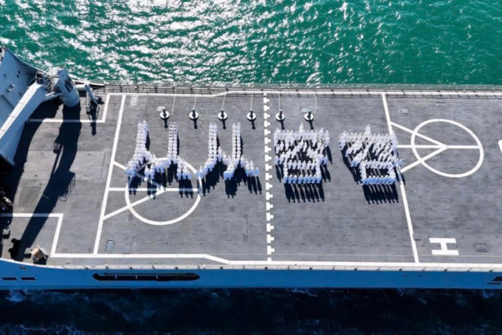 中共軍艦驚見王世堅金句！官兵排字「從從容容」字樣