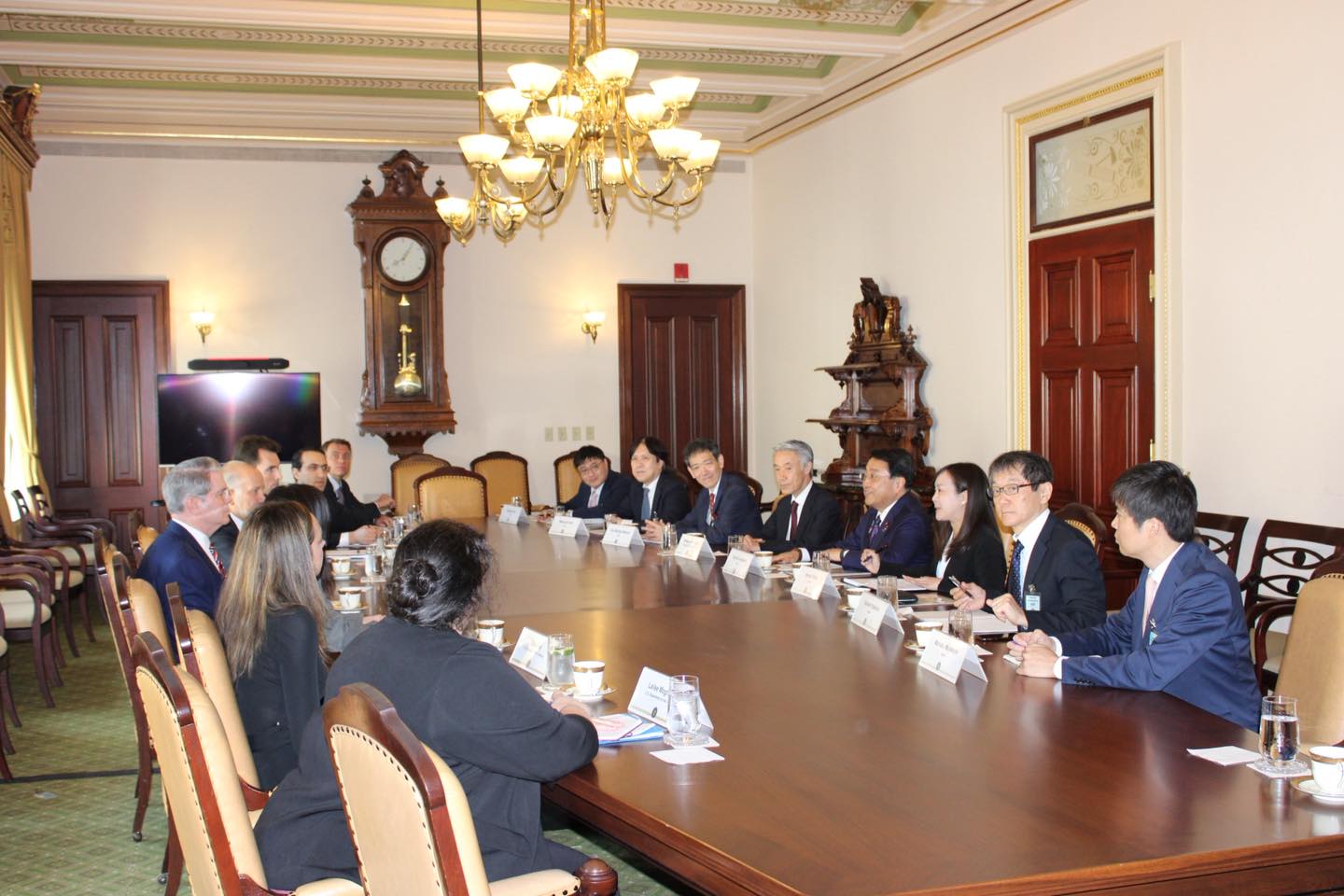美日貿易談判經數輪談成，原以為達成協議是「15%」，但採取的卻是「不堆疊」原則。圖為日本經濟大臣赤澤亮正（右四）與美財長貝森特（左）舉行會談。圖／取自赤沢りょうせい (あかざわりょうせい)／ryosei akazawa 【 official 】FB