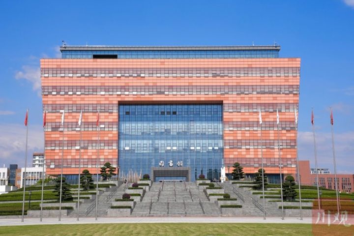 成都大學圖書館建築上寬下窄,形似傳統「鬥」,在校園樓宇間格外搶眼。圖/取自《川觀新聞》