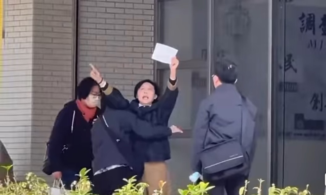 民進黨立委林岱樺試圖掙脫調查局幹員的控制並高喊「司法干預初選」。圖/取自林岱樺臉書