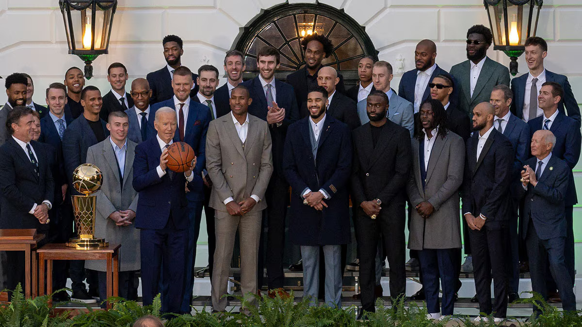 NBA塞爾提克隊去年11月奪冠後前往白宮訪問，圖為美國時任總統拜登會見。圖／取自Boston Celtics X