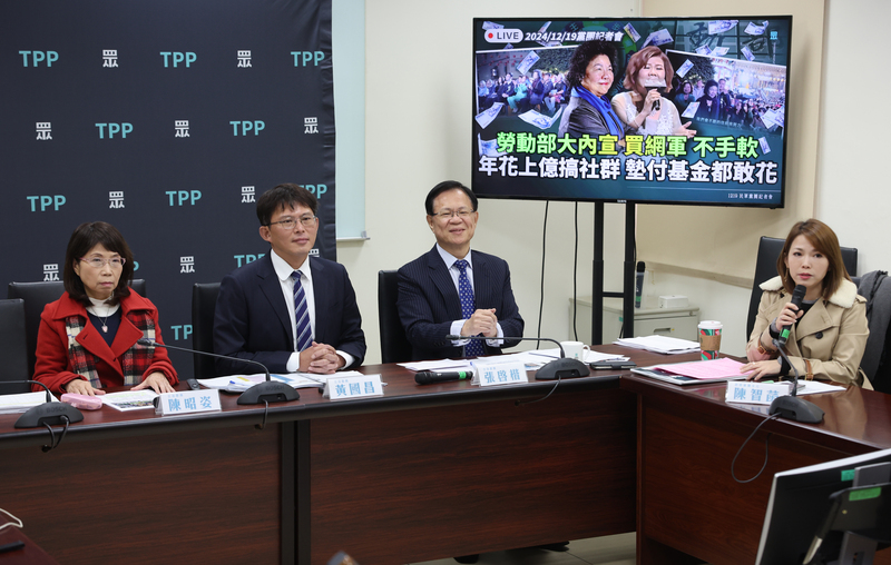 民眾黨表示20日選罷法修正草案若表決處理，會支持加嚴連署且將「團進團出」。圖為民眾黨立法院黨團總召黃國昌（左2）與黨籍立委陳昭姿（左）、張啓楷（左3）19日舉行記者會。圖/中央社