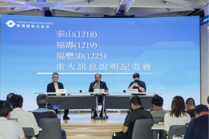 泰山董事長劉偉龍(後左)、福壽董事長洪堯昆(後中)、福懋油董事長吳星澄(後右)24日下午在證交所共同召開重訊記者會,說明近期問題油品事件相關處理規劃。圖/中央社