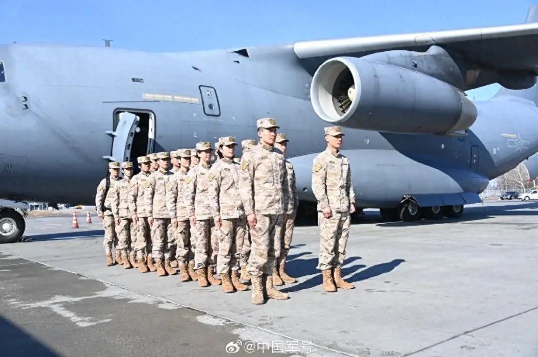 國際軍事比賽-2024「薩彥嶺行軍」雪地作戰行軍，中國參賽隊乘坐的「運-20」運輸機抵達莫斯科謝列梅捷沃國際機場。 圖/取自微信@中國軍號