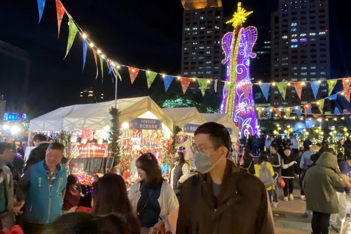 夜晚天氣涼爽，民眾前往耶誕活動現場。圖/取自中央社