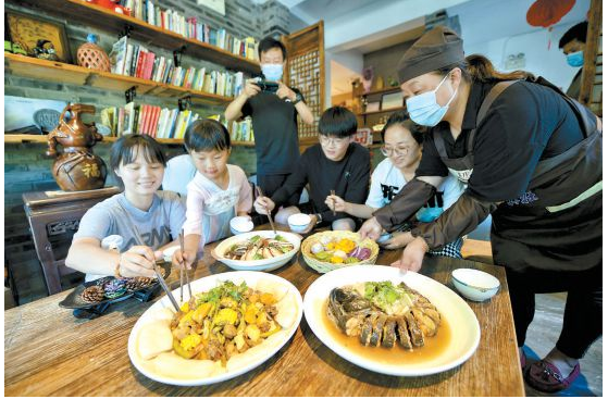 紹興市府舉行記者會公開補助大吃大喝 背後原因很心酸
