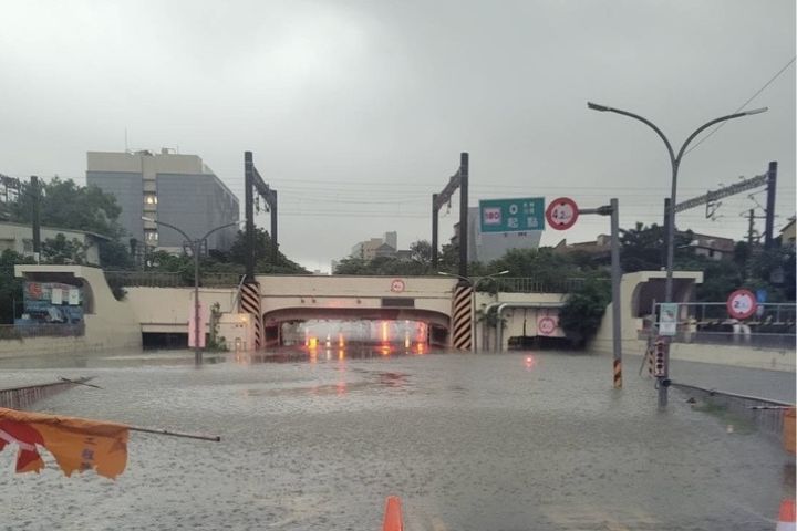 台南凌晨豪雨多地淹水 抽水閘門無人操作 里長怒批：人民只能自救