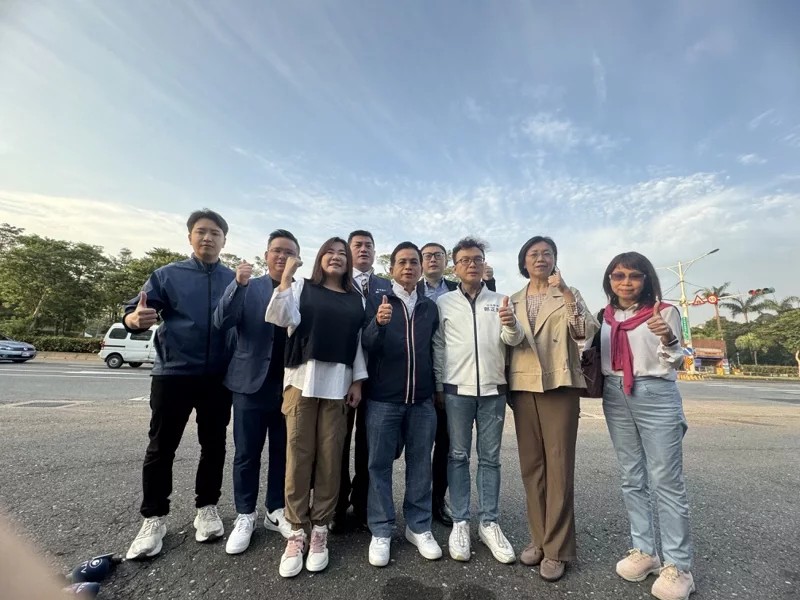 國民黨與民眾黨共10名立委聯合赴南海太平島進行考察。圖／賴士葆提供