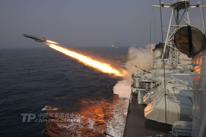 大陸海軍052D型飛彈驅逐艦銀川艦發射飛彈。圖/取自中新社