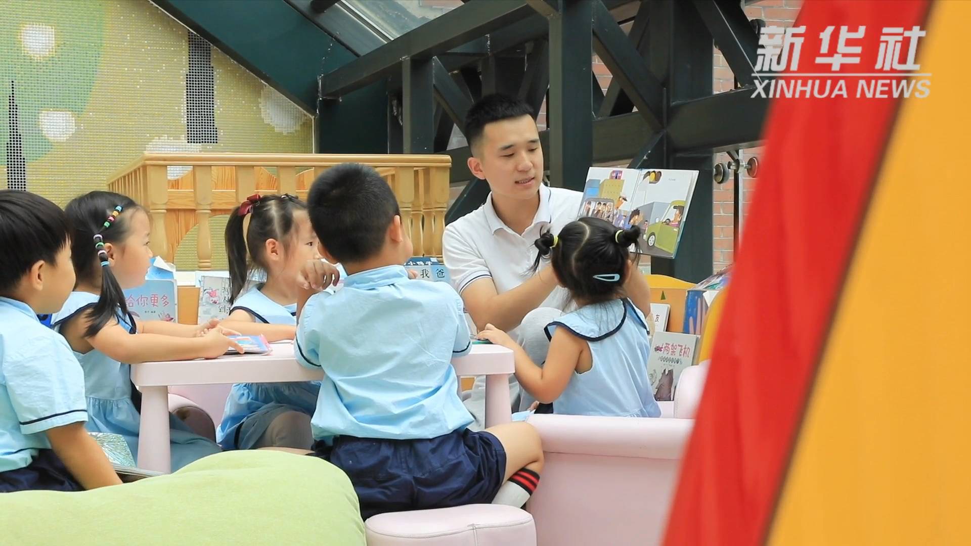 大陸幼兒園的老師都是一人多職。圖/取自新華社