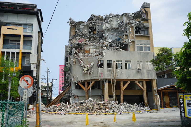花蓮壽豐今日傍晚發生多起地震。圖為花蓮0403地震後花蓮市北濱街拆除中的民宅。圖/中央社