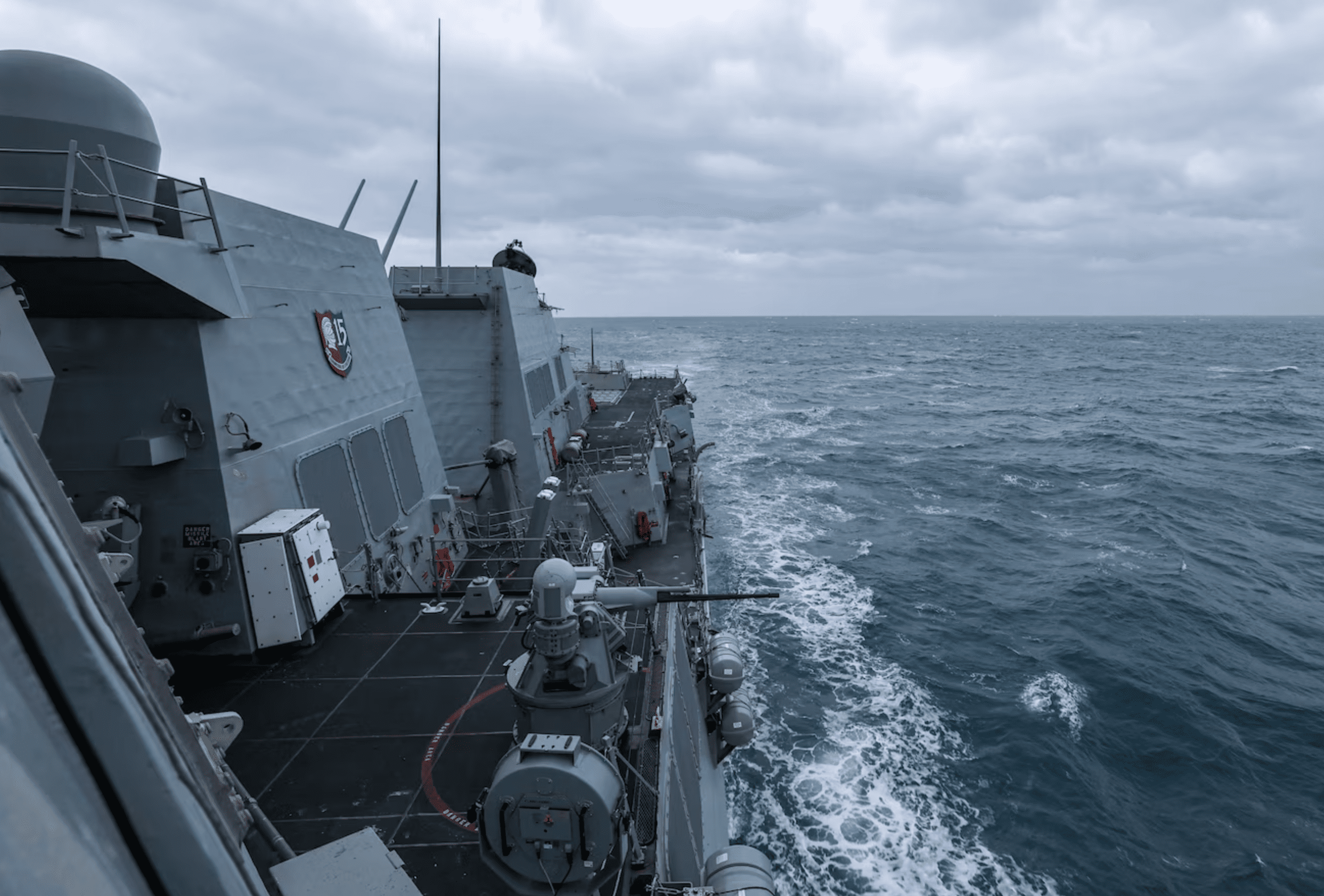 解放軍施毅陸軍大校表示，1月24日，美國芬恩號驅逐艦穿越台灣海峽並公開炒作。圖/取自美軍第七艦隊官方網站