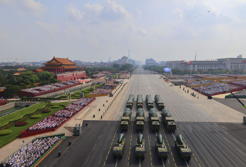 九三閱兵展出的DF-61、DF-5B等新型飛彈，都讓台灣軍迷相當關注。圖／取自新華網