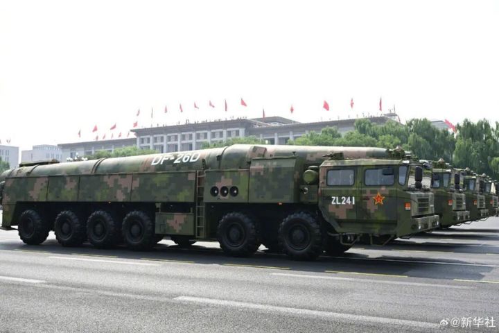 東風-26射程超過3000公里,具備核與常規雙重能力,外界也普遍認為存在反艦作戰用途。圖/取自新華社微博