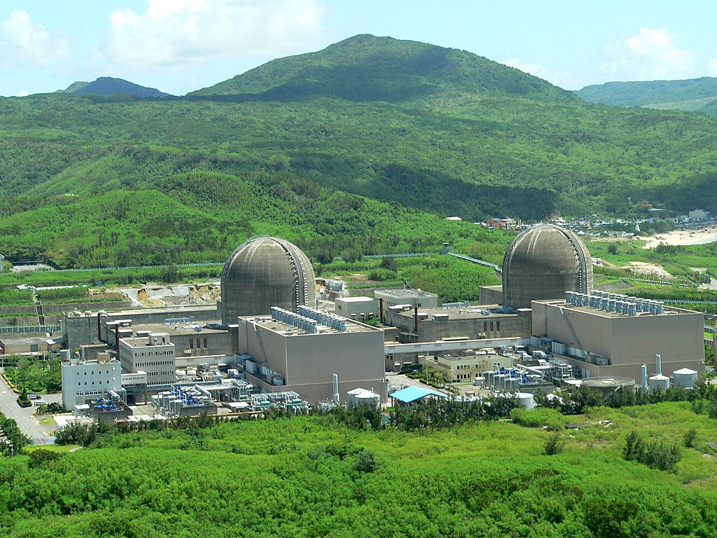 從風力機機艙遠眺核三廠。圖／核三廠提供