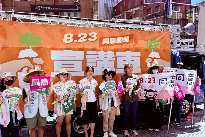 資深媒體人黃暐瀚示警，民進黨面臨五大危機。罷免藍委羅明才團隊21日上街宣傳。圖/中央社