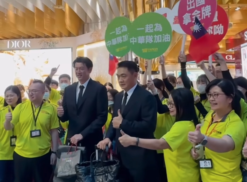 采盟免稅店強行擠入中華隊合照中。圖／取自采盟免稅店IG