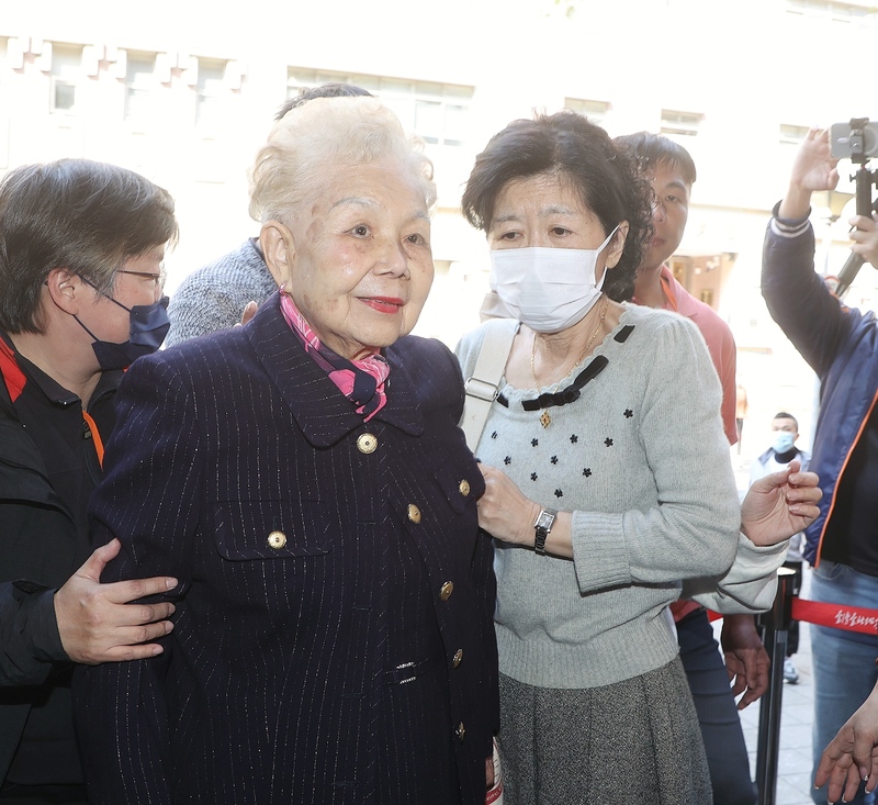 北院審理京華城及政治獻金案20日再度開庭，柯文哲母親何瑞英（前左）、妻子陳佩琪（前右）到場排隊旁聽證候補，2人對媒體詢問均不發一語。圖/中央社