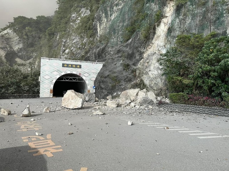 花蓮3日清晨地震，蘇花公路崇德隧道口前因大量落石，雙向交通受阻。圖/中央社