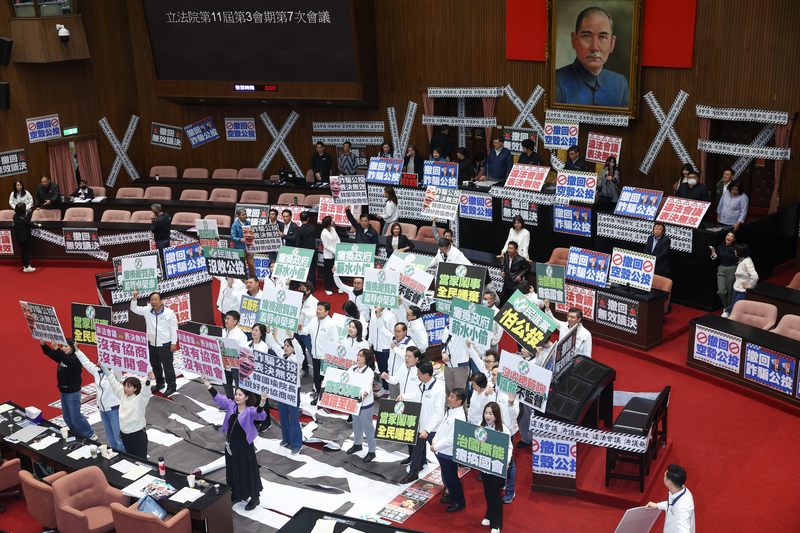 立院主席台遭民進黨立委以標語及封條佔據。圖／中央社