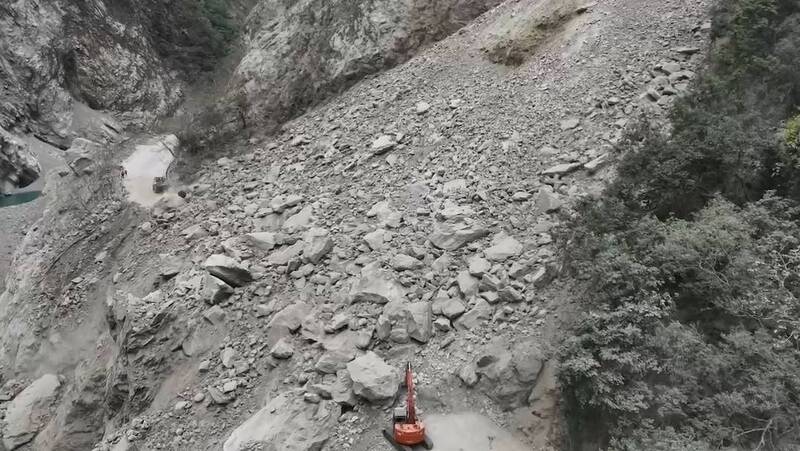 中橫公路流芳橋路段疑因連日地震加上大雨，導致邊坡坍方。圖/中央社