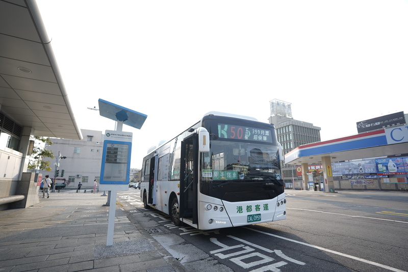 高雄市導入省電、綠能及智慧等特性的太陽能電子紙智慧型站牌。圖/中央社