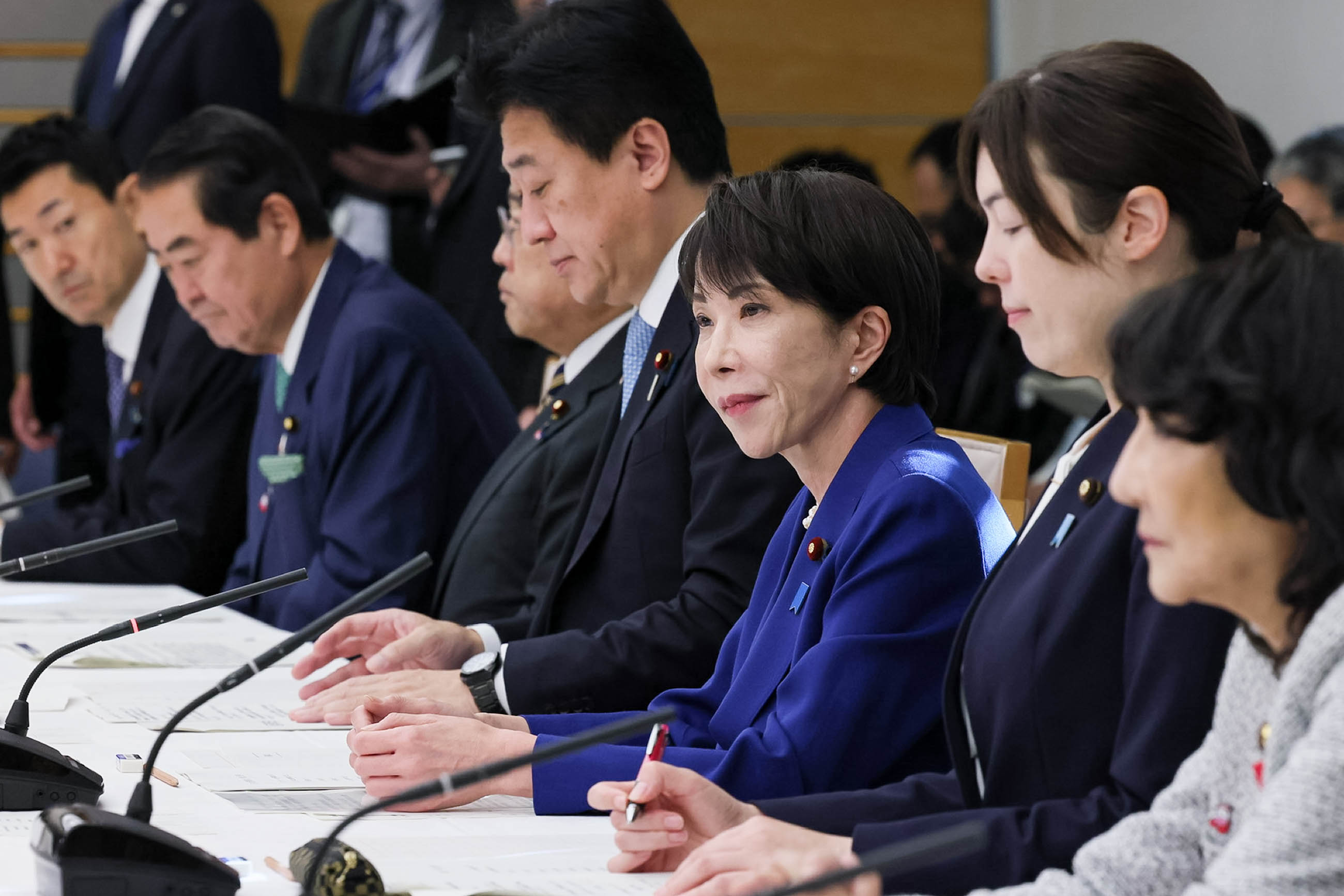 日本高市早苗（右二）本月7日在眾院答訽時提出「一旦台海有事，日本可能要動用集體自衛權」，為此惹怒北京，但高市至今未考慮收回此說。圖／取自日本首相官邸