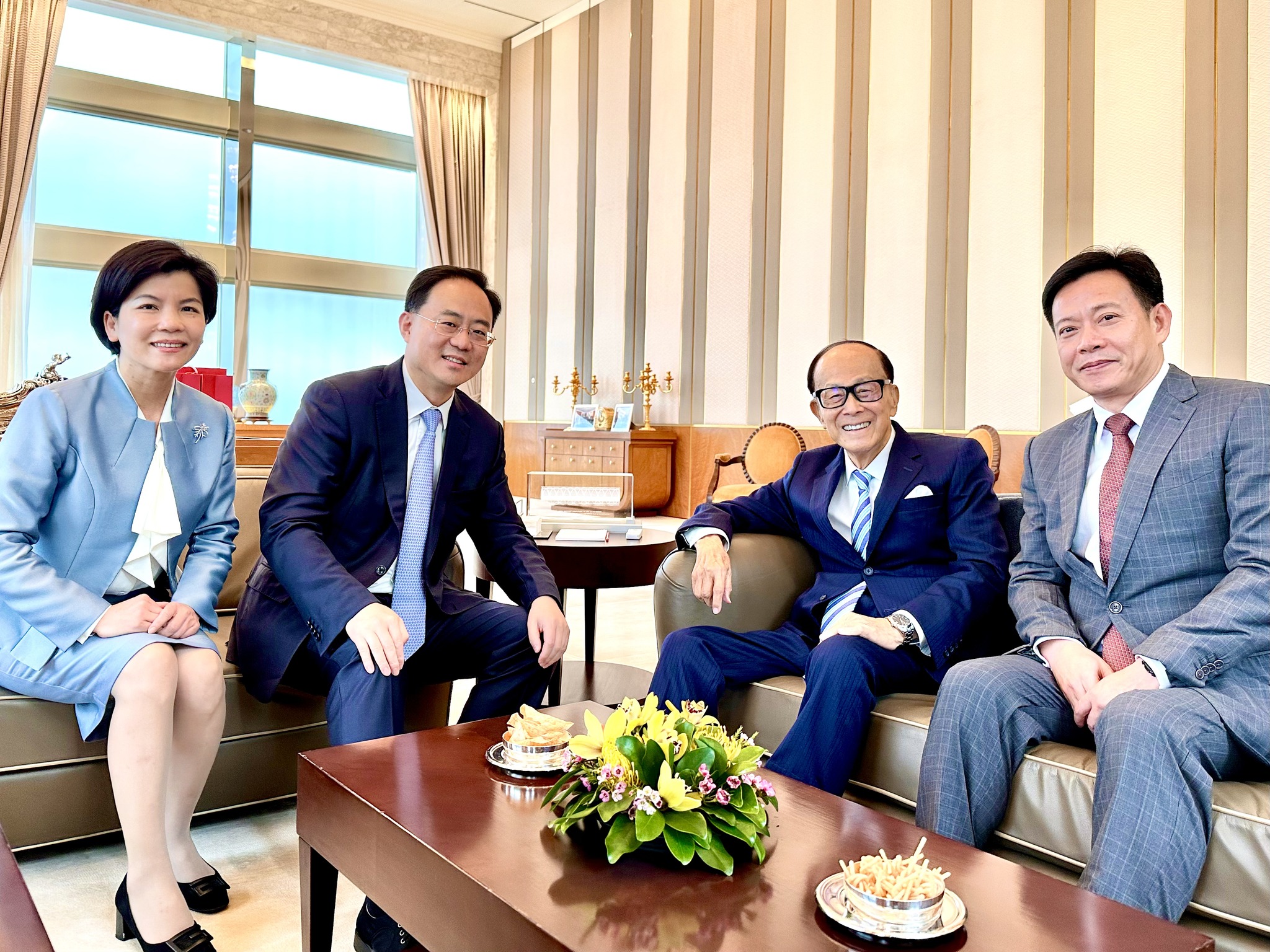 出售巴拿馬運河兩端港口對長和創辦人李嘉誠構成很大壓力，《大公報》評論促使此事轉了向。圖為2023年李嘉誠基金會捐資1億元人民幣支持潮州市人民醫院綜合樓之建設，李嘉誠（右二）會見時任潮州市委書記何曉軍(左二）。圖／取自李嘉誠基金會臉書