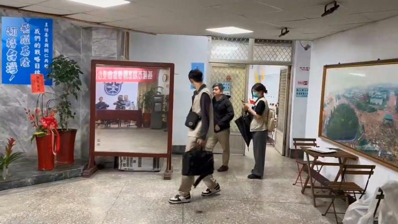 檢調搜索了國民黨基隆市黨部。圖/中央社