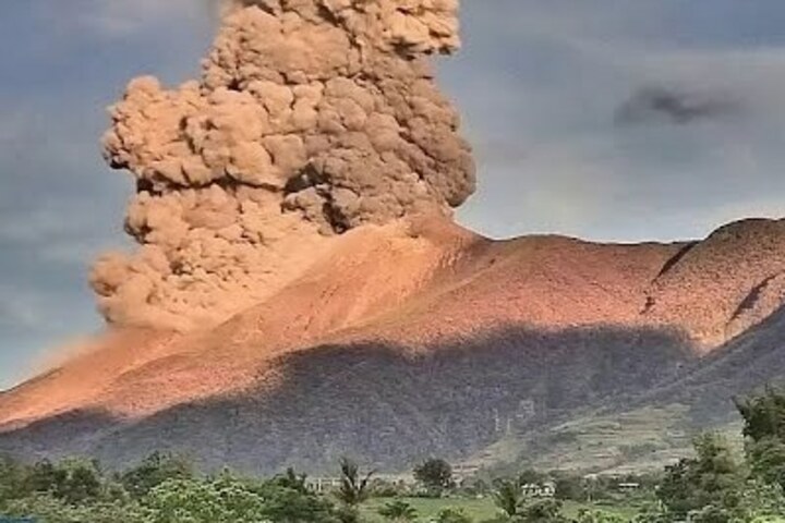 菲律賓坎拉翁火山周二清晨劇烈噴發。圖/取自Euronews《YouTube》官方頻道
