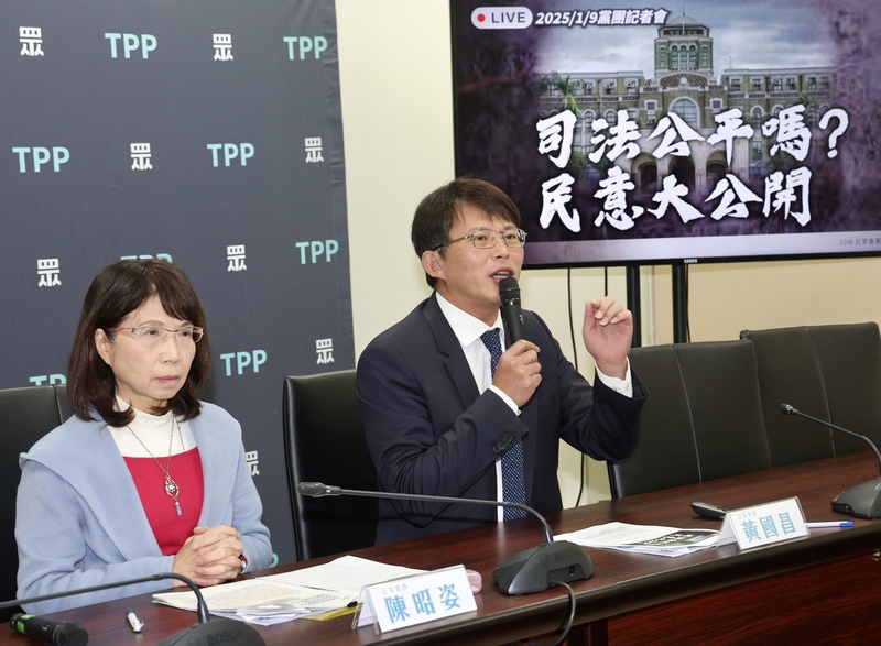 民眾黨立委黃國昌（右）於記者會中怒轟法務部長鄭銘謙「軟趴趴」。圖/中央社