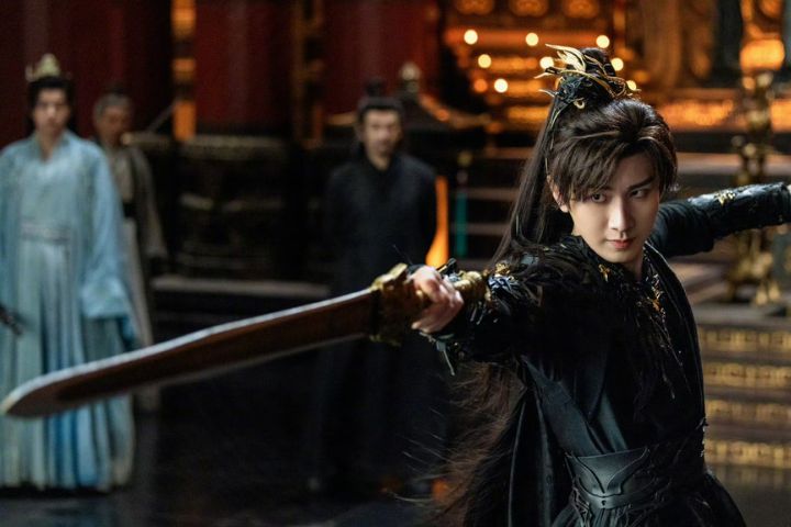 大陸紅星成毅拍戲吊鋼絲再出意外　後腦重摔引爆粉絲怒火