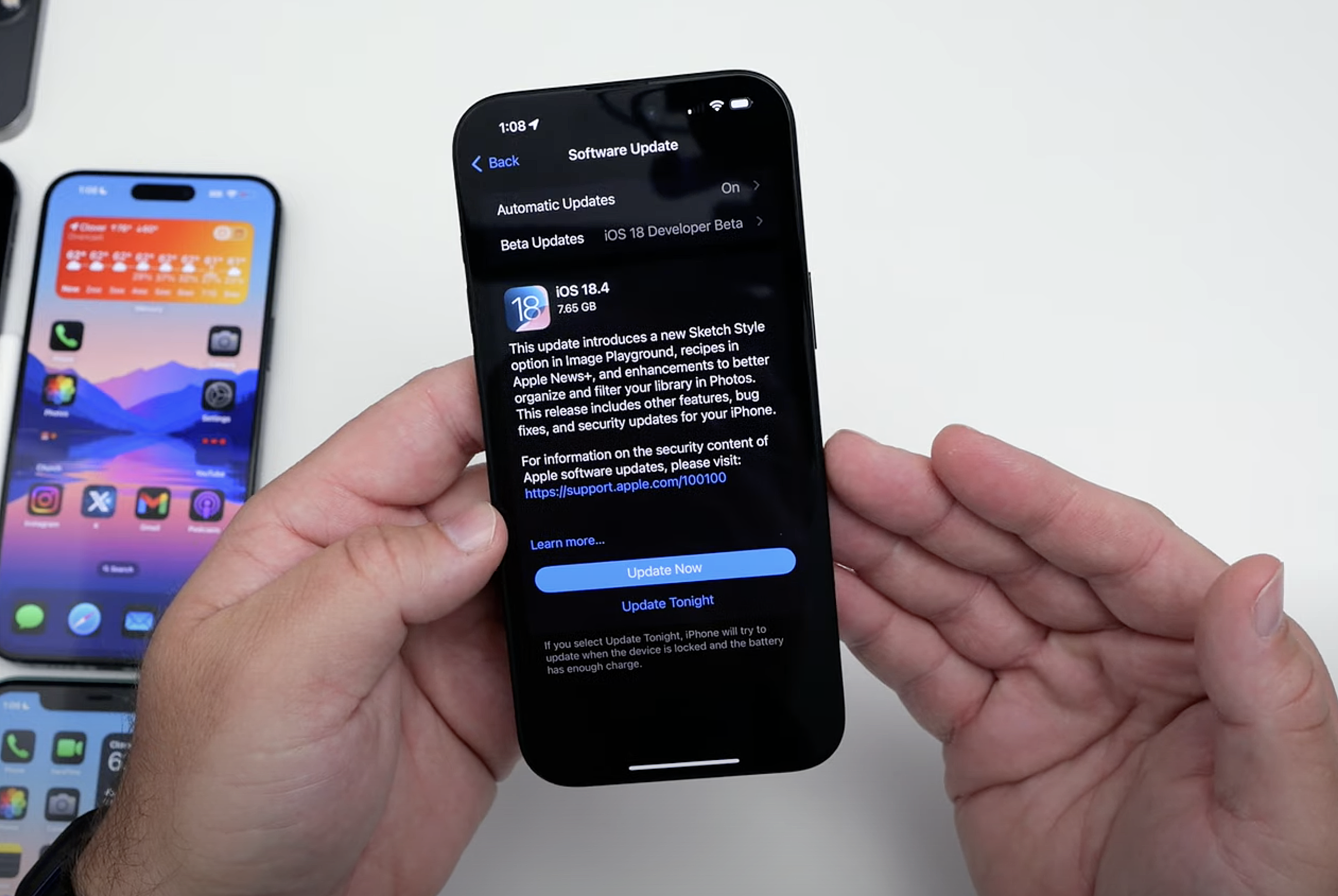 蘋果正式推出iOS 18.4 更新，首次將Apple Intelligence擴展至頭戴裝置Vision Pro以及歐盟地區。圖/翻攝自zollotech YouTube頻道