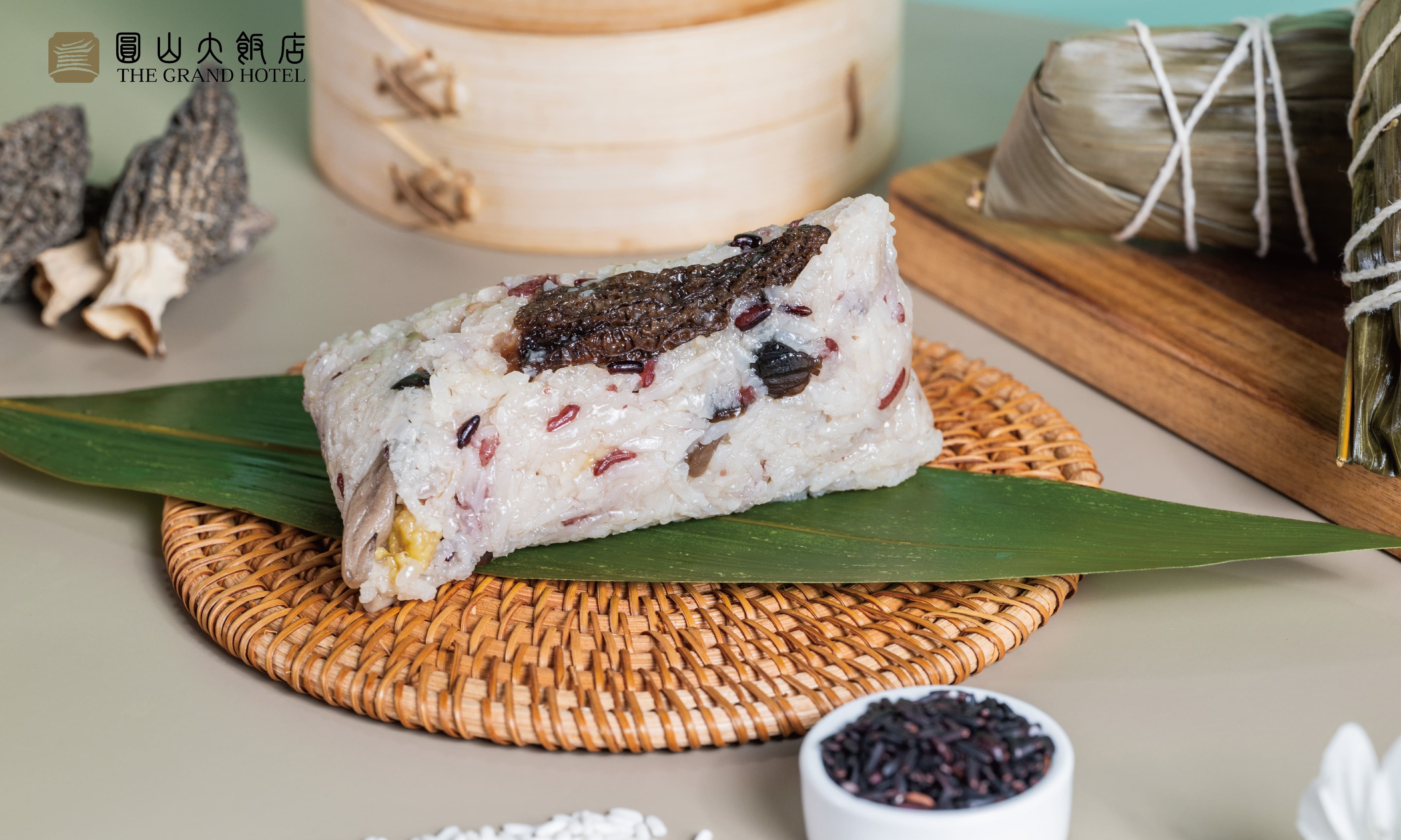 「紅豆紫仁粽」以在地紅豆入饌，鬆軟的紅豆泥散發陳皮清香，擄獲甜點控的胃。圖/圓山大飯店提供