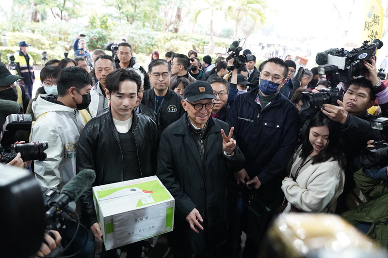 罷免國民黨立委的團體與商家起衝突引發討論。圖為各地罷免團體3日將連署書搬進中選會送件。前聯電董事長曹興誠（前中）到場聲援。圖/中央社