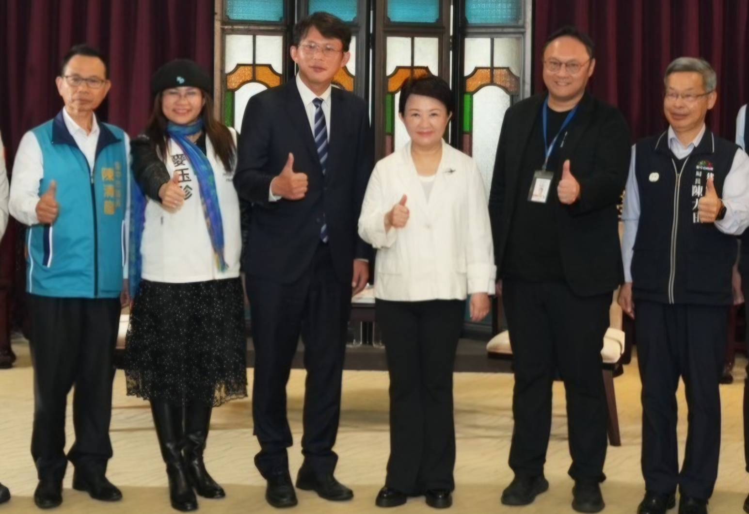 彰化縣前縣長卓伯源16日表態參選國民黨主席，今（17日）參加廣播節目時提出國民黨應團結朝野，2028推「盧昌配」，由國民黨的台中市長盧秀燕（右3）搭配民眾黨立委黃國昌（左3）競選2028總統大選。圖／取自黃國昌臉書
