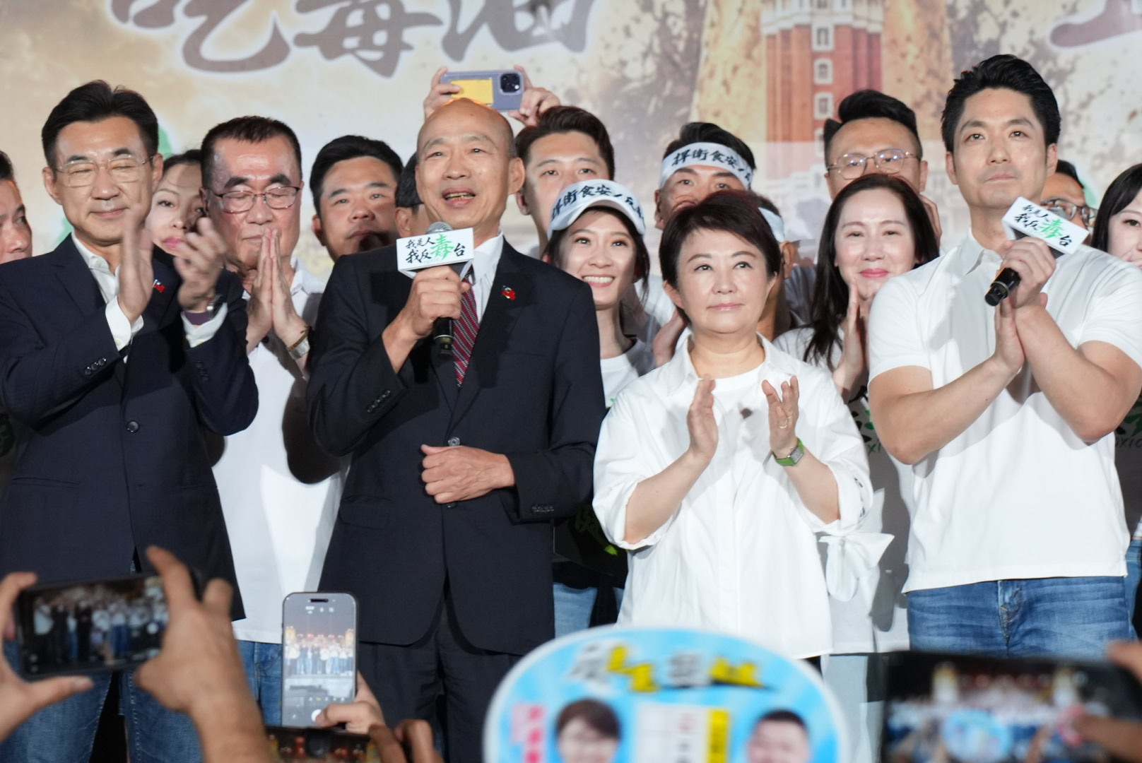 國民黨三個「太陽」725上凱道。立法院長韓國瑜(左二)、台中市長盧秀燕(右二)、台北市長蔣萬安(右一)。圖/記者陳思豪攝
