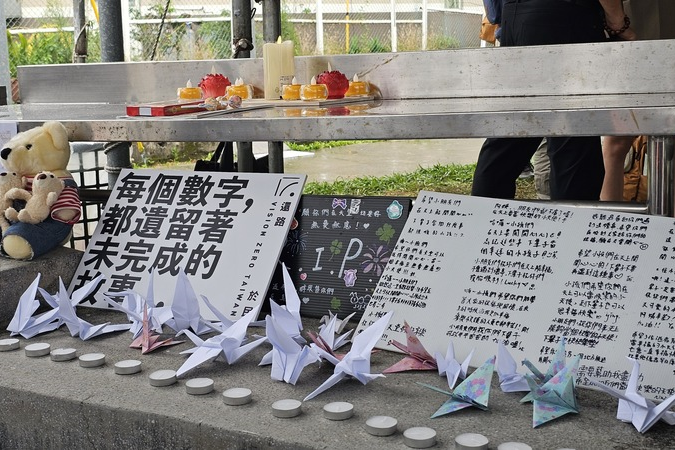 三峽車禍亡者頭七 民團號召群眾摺白紙鶴哀悼