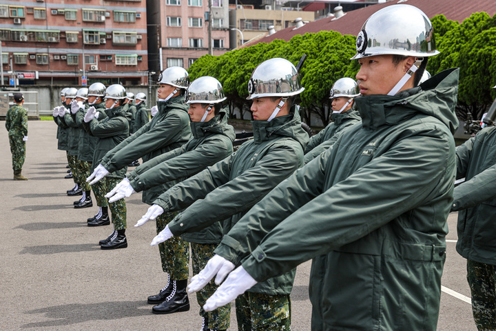 圖為禮砲連官兵穿上防寒外套實施耐熱訓練，進行520總統就職典禮，避免人員發生中暑等情況。圖/取自中央社