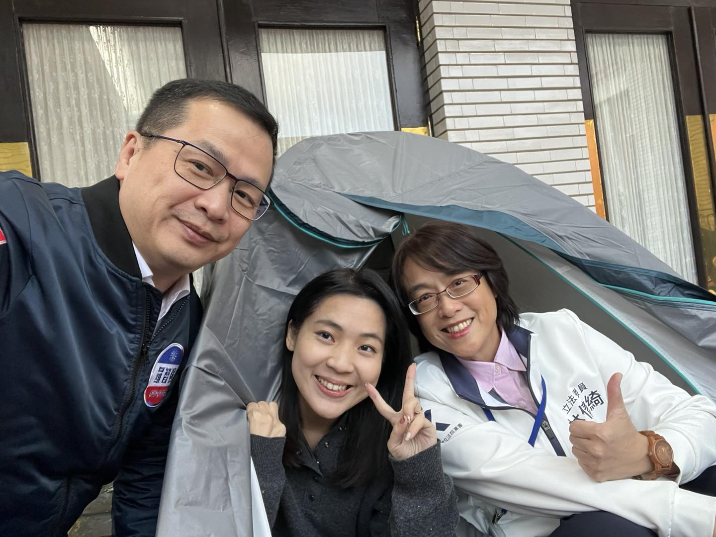 國民黨立委17日起發起64小時接力守住立法院議場，要在本周五讓3項法案三讀通過。左起國民黨立委羅智強、徐巧芯、林倩綺在立法院議場前搭起帳棚。圖/取自羅智強臉書