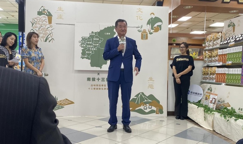 草屯鎮長簡景賢（中）18日深夜11點突然離世，令當地民代感到不捨。圖/中央社