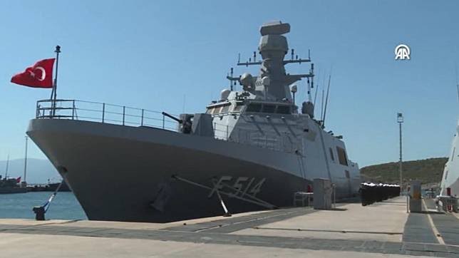 土耳其阿達級護衛艦通過台灣海峽，並在海峽中線以東航行。 圖/翻攝YT自 土耳其國防部