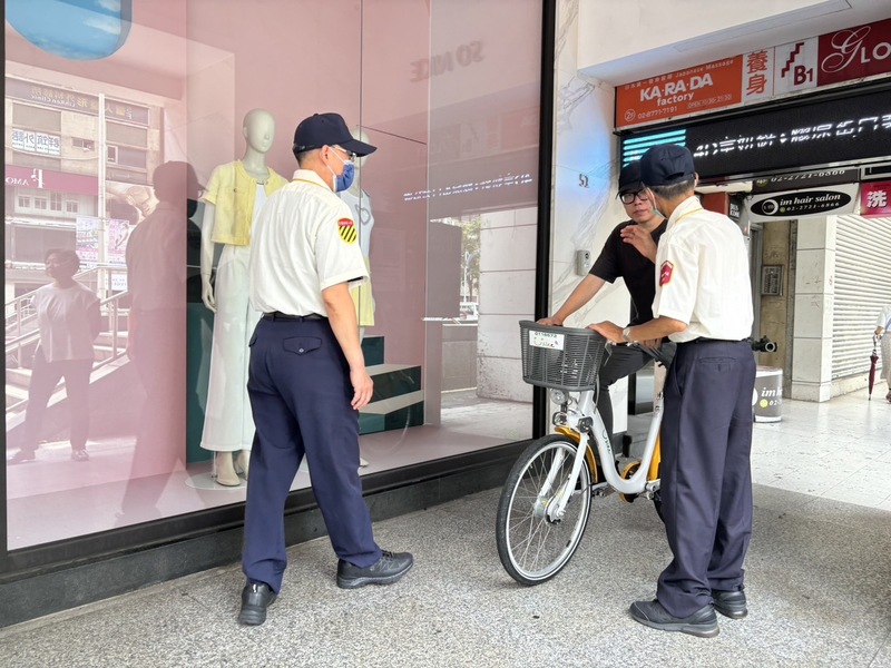 北北桃違規記點新制將上路，YouBike行經騎樓應下車牽行。圖/中央社
