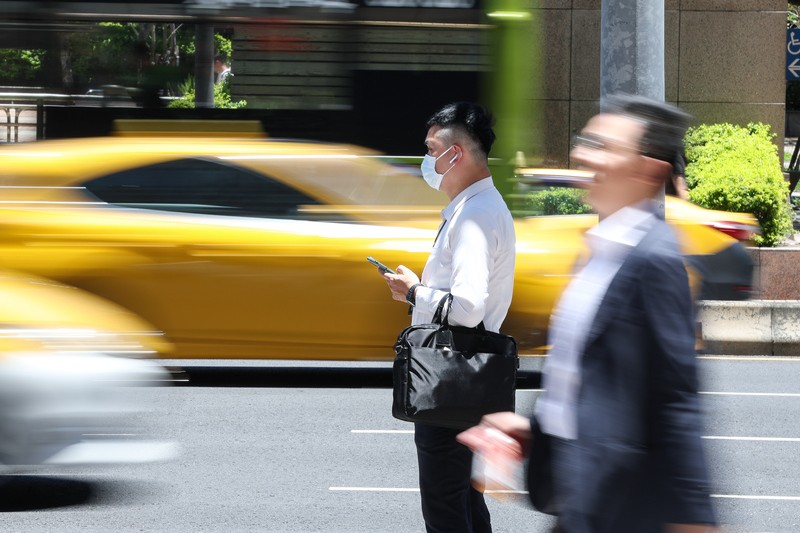 國人經常性薪資平均4萬8252元、半數人不到3萬8743元