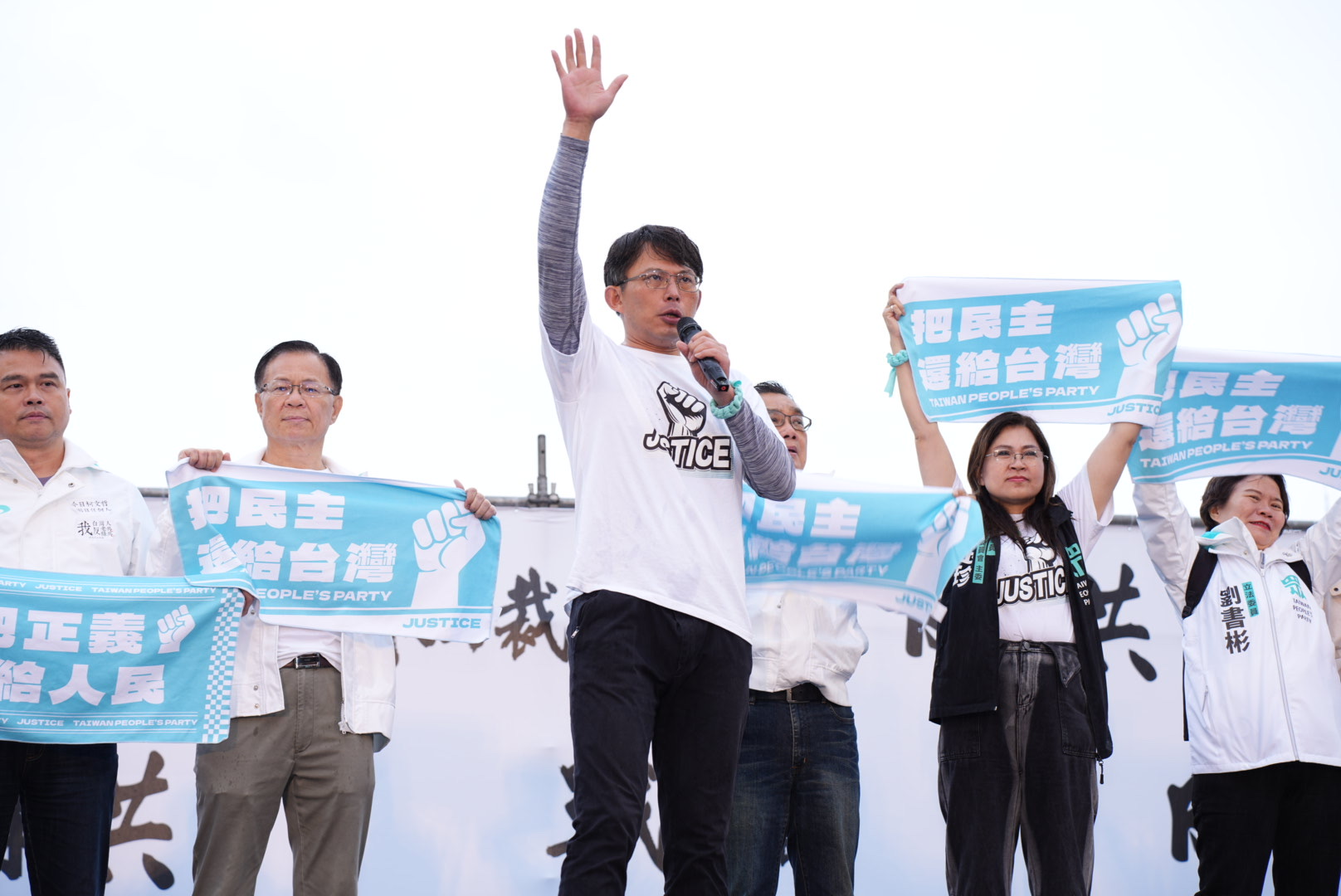 民眾黨主席黃國昌26日在凱道上喊出不會對大罷免退卻，「這一場戰役，我們參戰到底！」圖/記者陳思豪攝