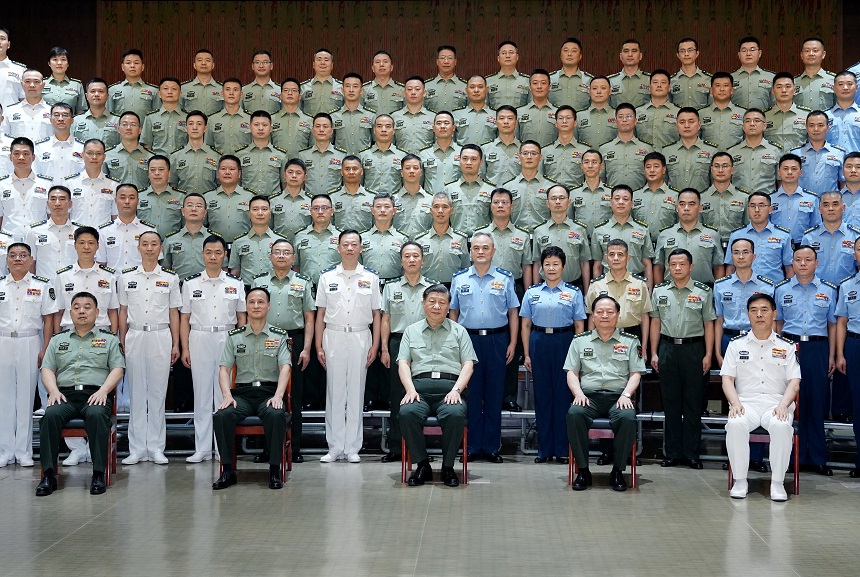 中共軍委主席習近平（中）2023年7月6日視察東部戰區時宣布，要錨定建軍一百年（2027）奮鬥目標，努力備戰打仗。圖/取自新華社