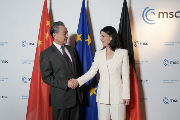 大陸外長王毅在出席德國慕尼黑安全會議期間，與多國政要舉行會面。圖為王毅（左）與德國外長貝爾伯克（右）。圖/取自大陸外交部網站
