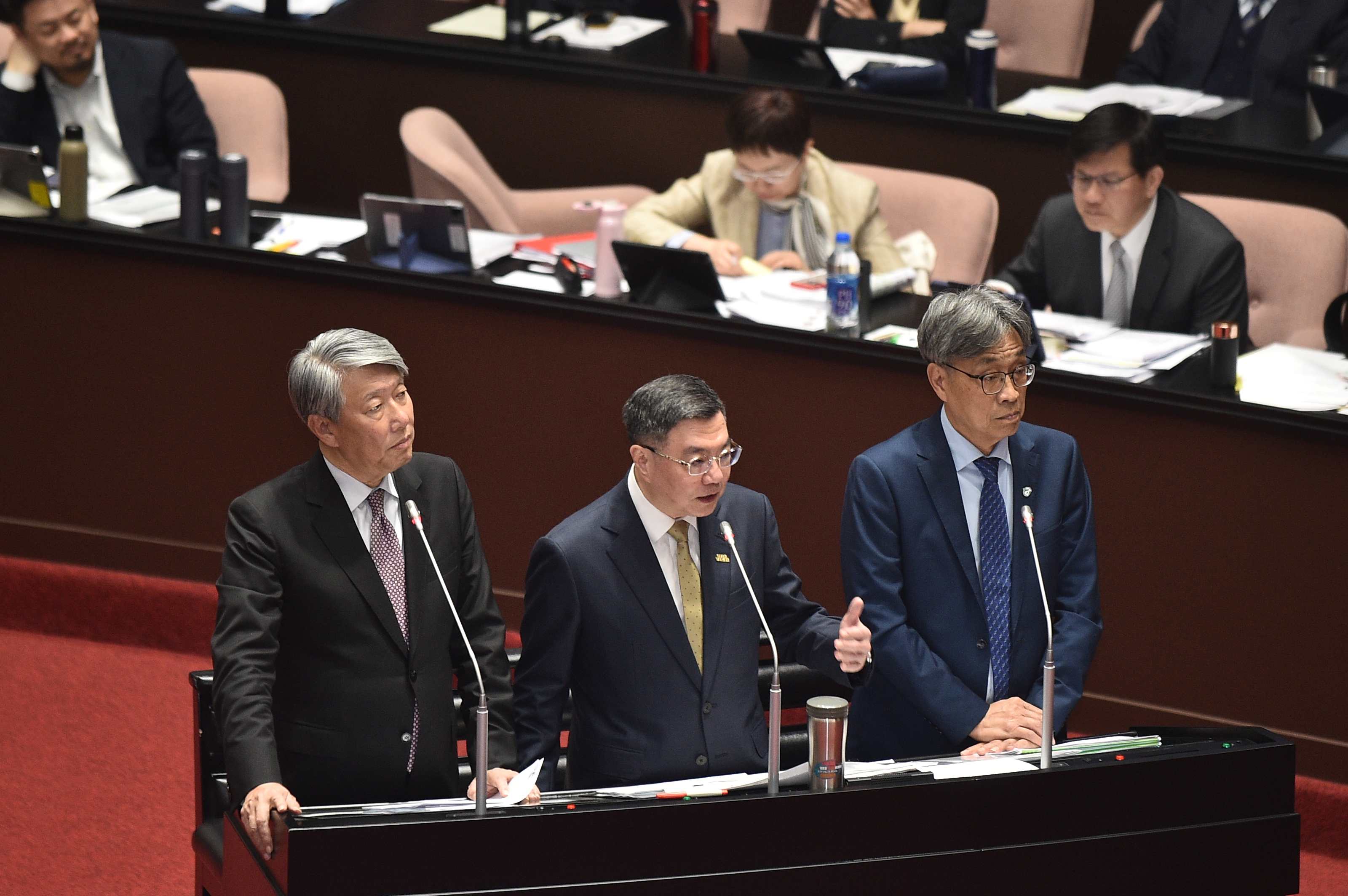左起經濟部長郭智輝、行政院長卓榮泰、農業部長陳駿季11日赴立法院會說明美國高關稅對我產業衝擊因應作為。圖/記者陳思豪攝 