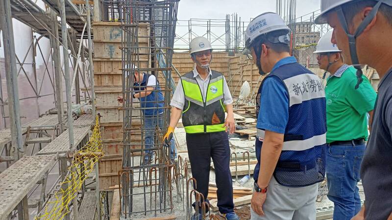 主計總處公布5月就業情況。圖為勞動部職業安全衛生署副署長朱金龍（前左）17日率隊前往新北市林口區1處建案工地安檢。圖/中央社