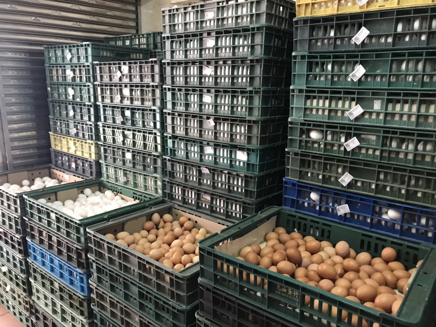 近日雞蛋產量過剩加上買氣低迷,台北市蛋商公會於昨天(11日)宣布,蛋價再降3元。圖/取自農業部
